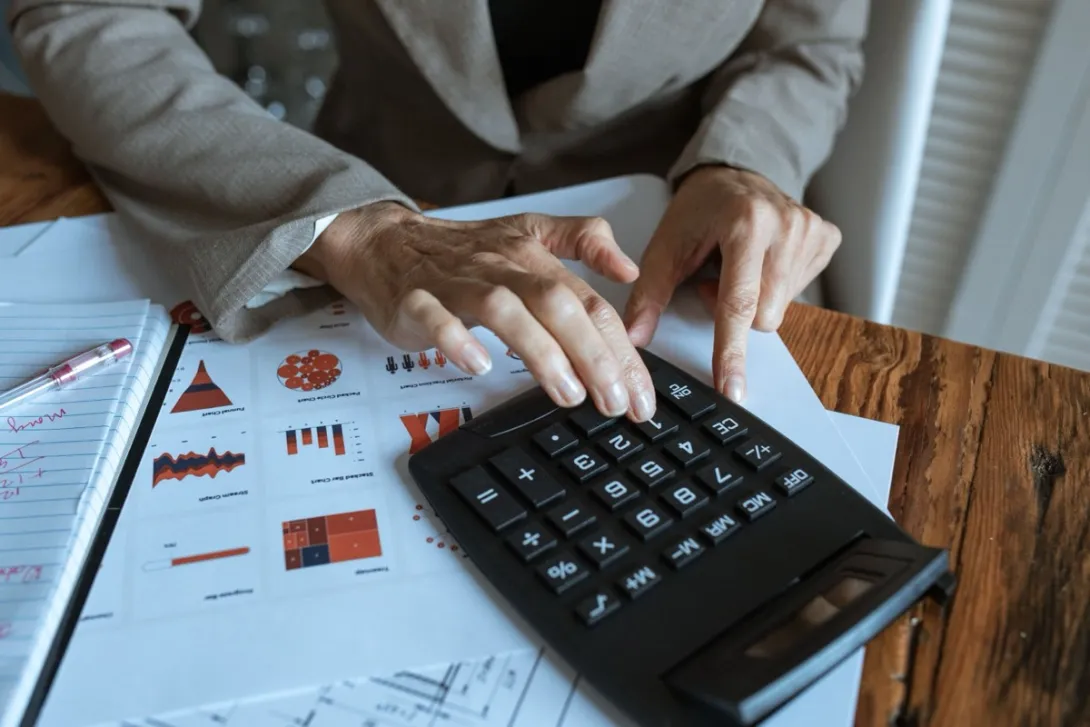 Un dirigeant calcule au bureau le budget d'hébergement du site de son entreprise